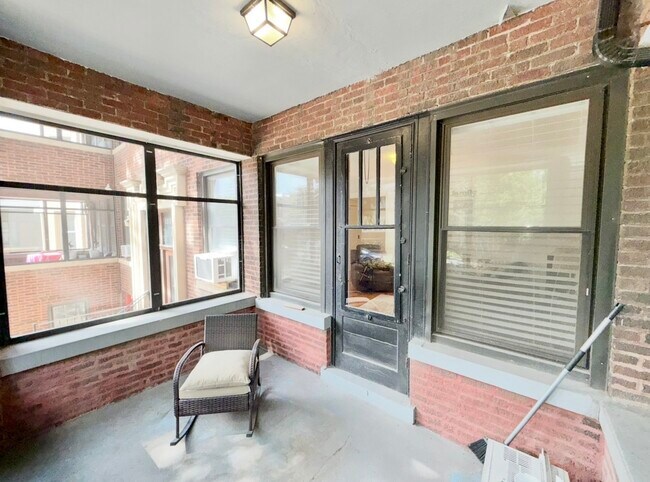 Building Photo - 1626 W Rascher Ave