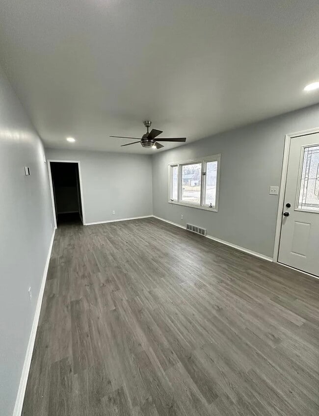 Building Photo - 116 E Pk Ln St