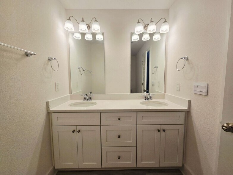 Building Photo - 260 Salt Creek Lane