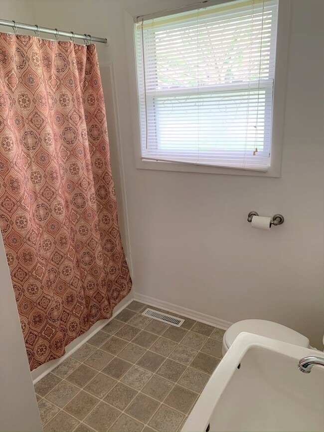 Building Photo - 3 Bedroom Close to Lewis Gale Hospital