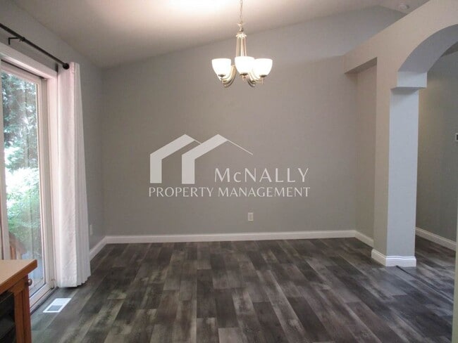 Building Photo - Beautiful 3 Bedroom, 1.75 Bathroom Welling...