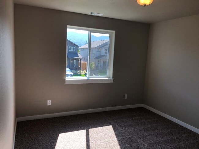 Building Photo - Beautiful newer 4 bedroom house in Coburg!