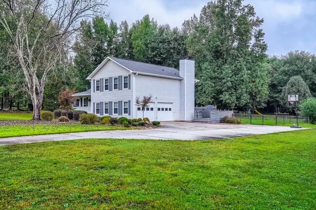 Building Photo - Updated 3BR Home on Corner Lot in Whitewater School District