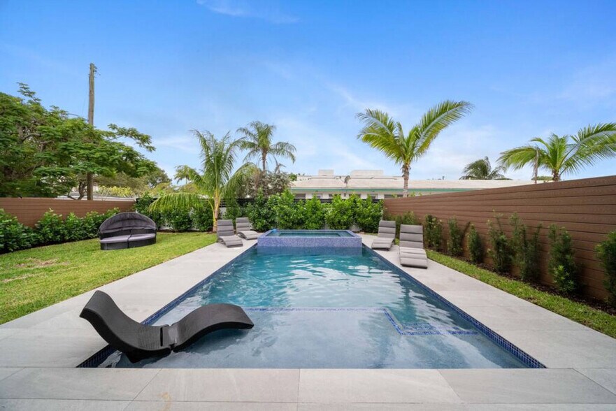 Building Photo - 601 NE 16th Ave