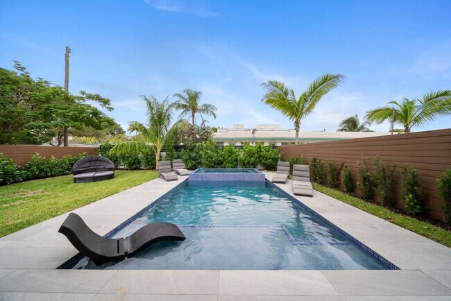 Building Photo - 601 NE 16th Ave