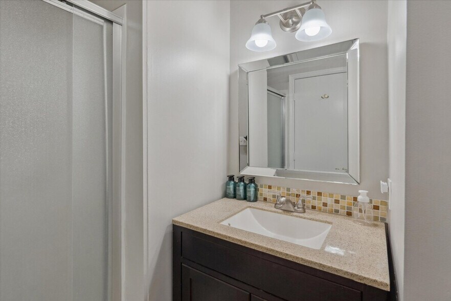 Building Photo - 107 Barbary Ct