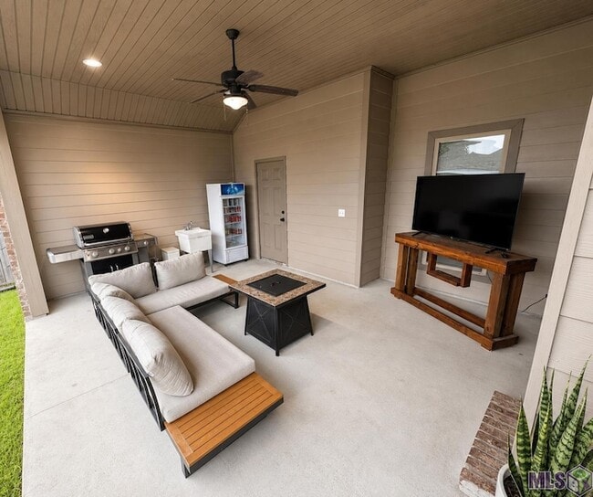 Building Photo - 41035 Talonwood Dr