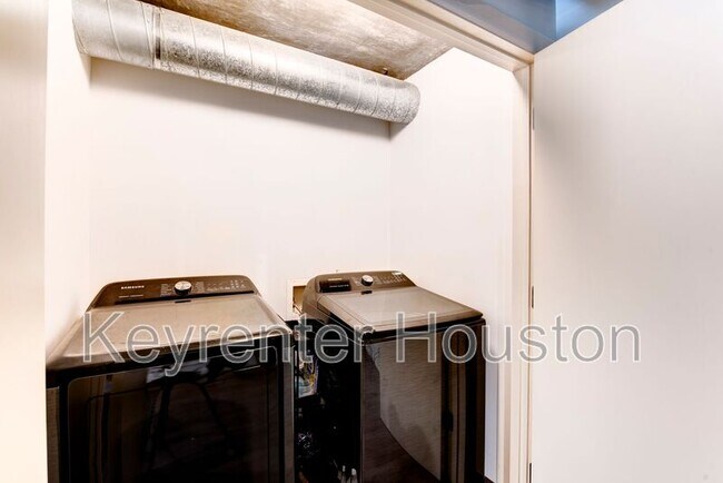 Building Photo - 1005 S Shepherd Dr