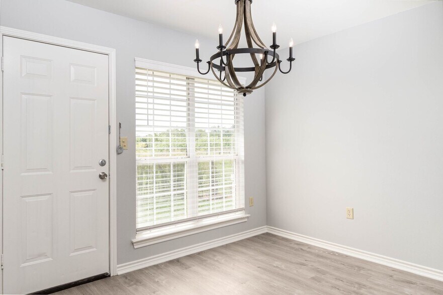 Building Photo - College Station home with stalls and arena on site!