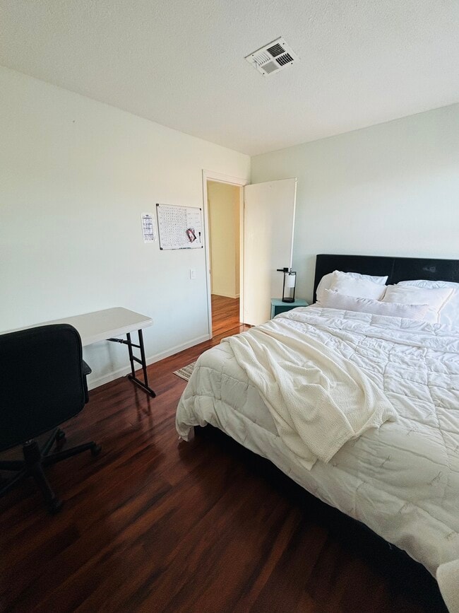 Building Photo - 2506 Cabrillo Dr