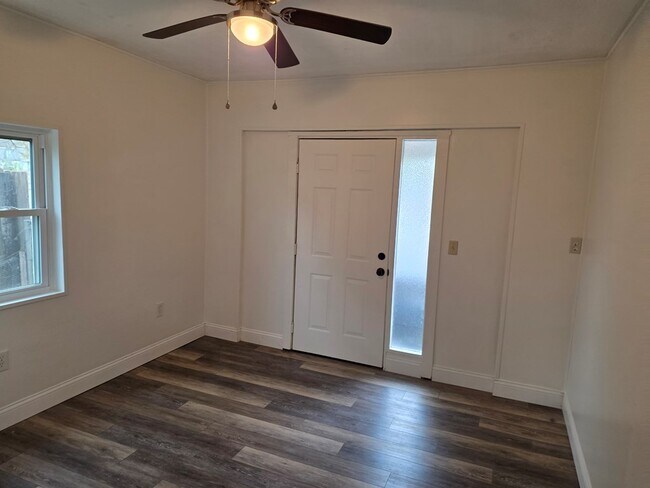 Building Photo - 221 Miller St