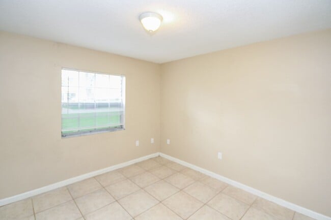 Building Photo - Spacious 2/1 Condo In The Carrington Park ...
