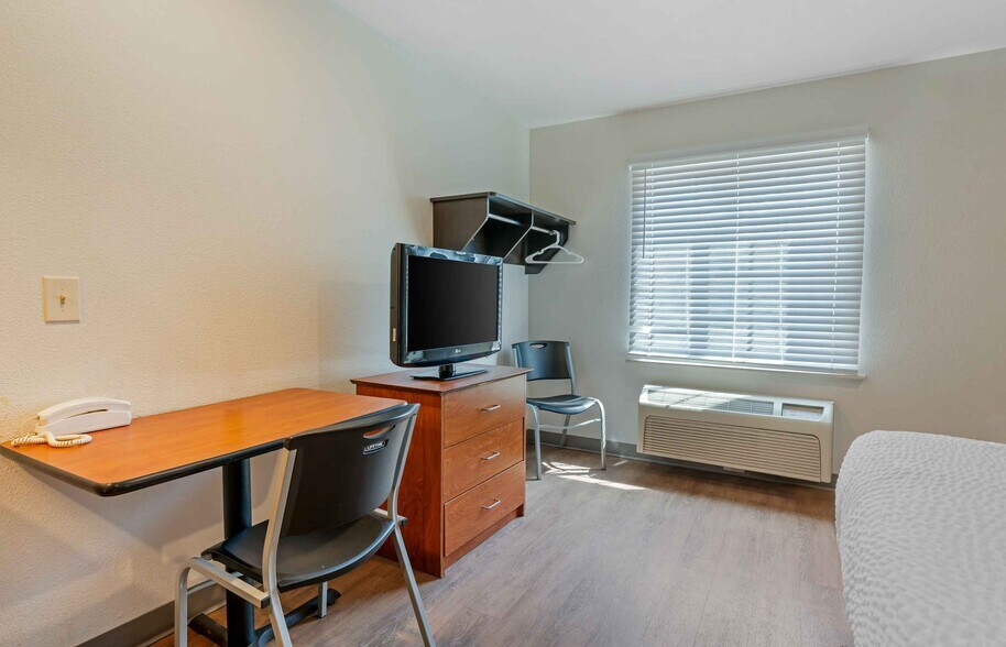 Building Photo - Furnished Studio-Indianapolis - Lawrence