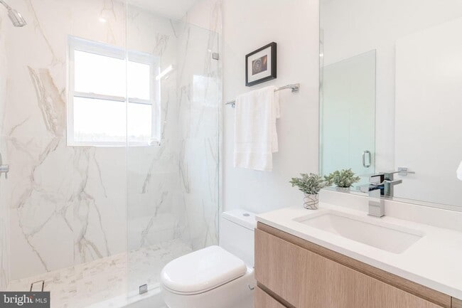 Master bath - 4017 Davis Pl NW