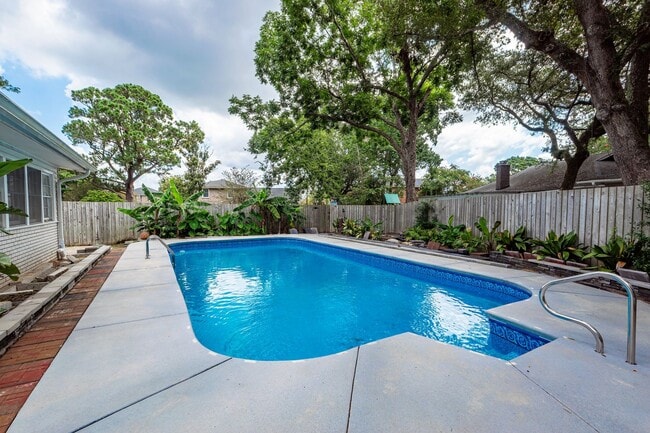 Building Photo - 6 Bedroom, 2.5 Bath House in Drayton on th...