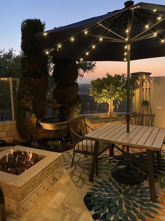 Building Photo - Amazing 2-Bedroom Townhome with Central AC/Heat! MUST SEE!