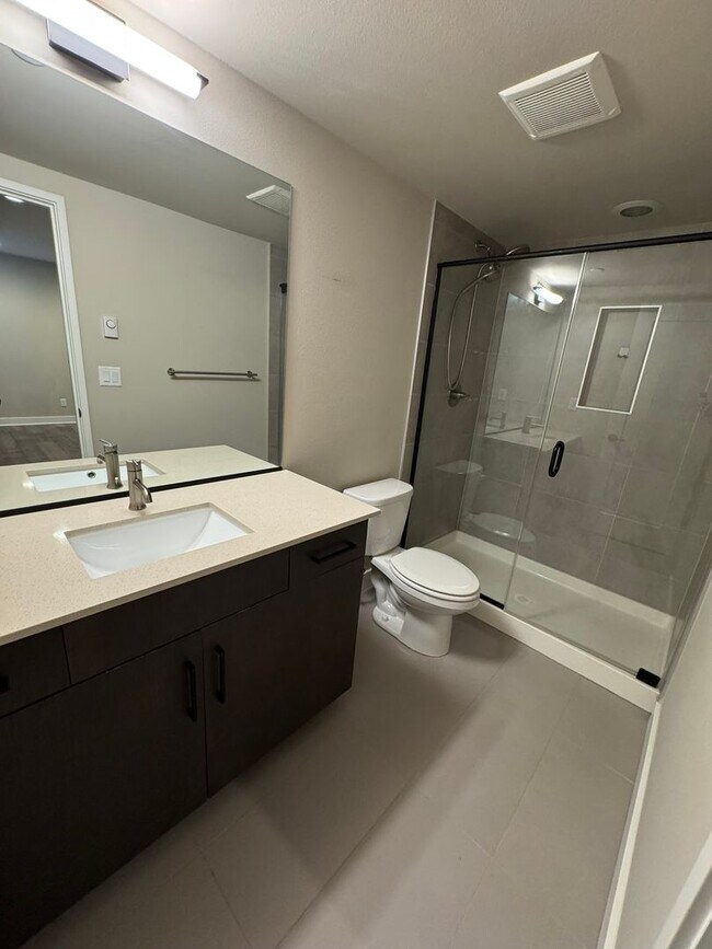 Building Photo - 4Bd/3.25Ba Kirkland Townhouse