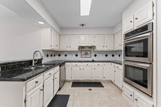 Building Photo - 3202 Kempwood Dr