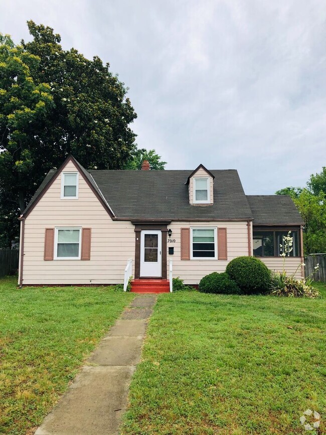 Building Photo - Adorable 3 bdrm/1 bath Home Located in Des...