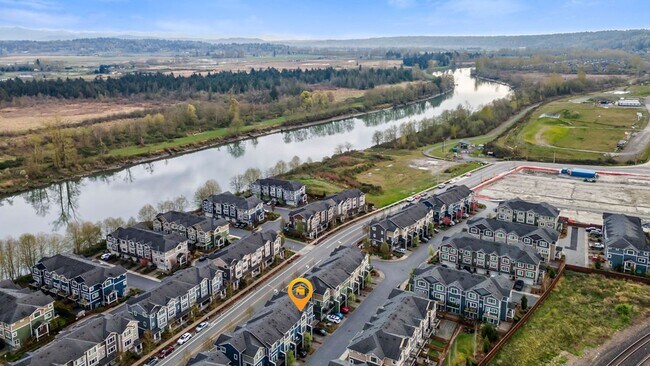 Building Photo - Spaciously Modern Tri Level Townhome for Rent in North Everett