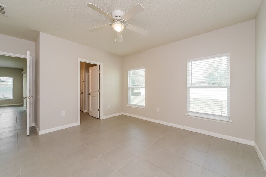 Building Photo - 994 James Dr