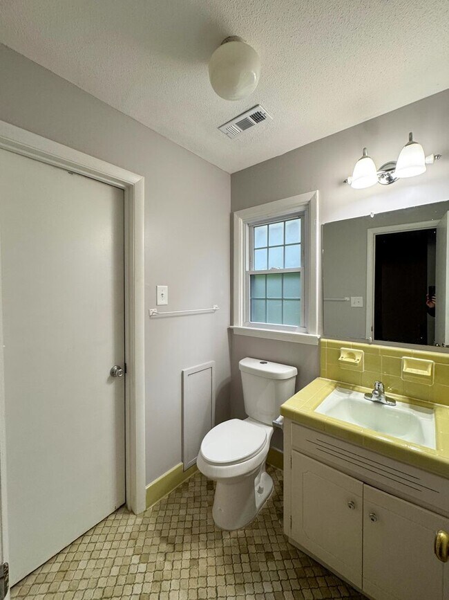 Building Photo - Charming 3 Bed 1.5 Bath Home Close to Fort Liberty