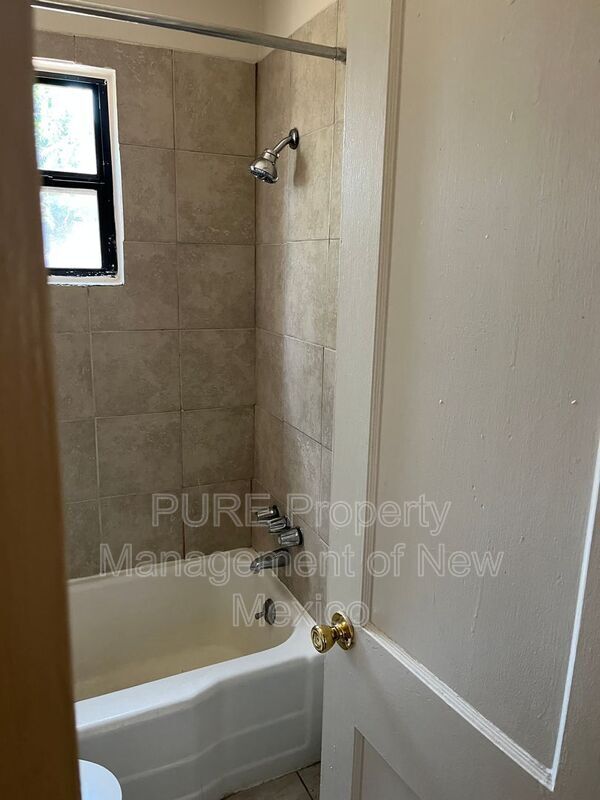 Building Photo - 124 Aliso Dr NE