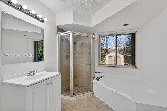 Building Photo - 1833 SW Bellevue Ave