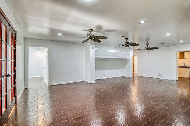 Building Photo - 8613 Kingsway Dr