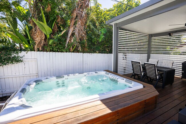 Building Photo - 640 E Valencia Ave