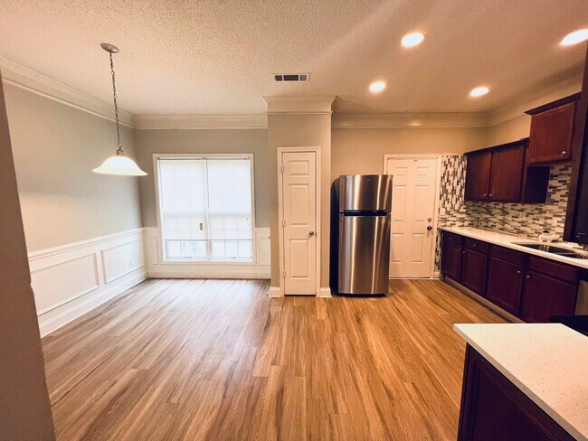 Building Photo - RENOVATED SPACIOUS 3bd / 2.5bath TOWNHOME