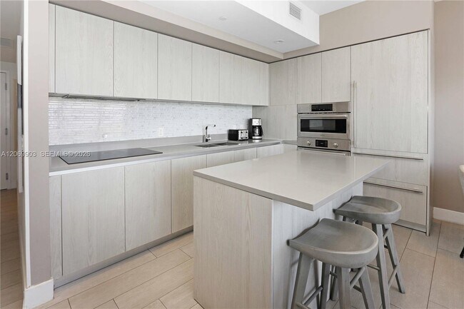 Building Photo - 4010 S Ocean Dr