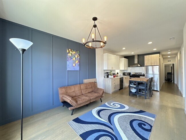 Building Photo - 908 N California Ave