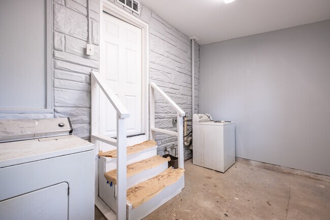 Building Photo - Charming East Austin 2BR w/ Character & Walkable Location