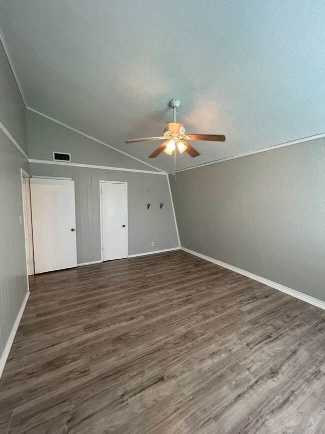 Building Photo - $200 Admin Fee Waived!! Cozy 2BR Duplex in...