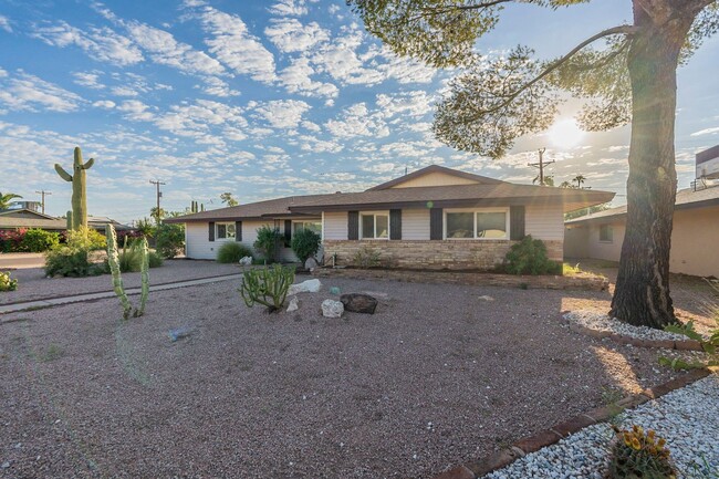 Building Photo - BEAUTIFUL SOUTH SCOTTSDALE - CORNER LOT & ...