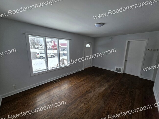 Building Photo - Spacious 4 bedroom 1 bathroom house