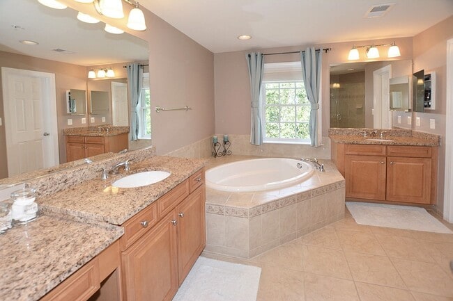 Building Photo - Beautiful Luxury TH with Deck & Patio!