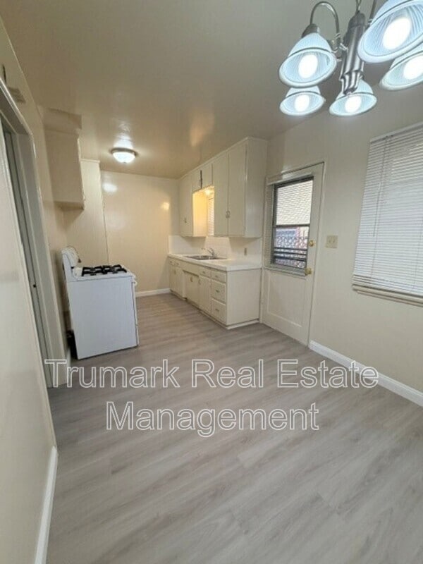 Building Photo - 2511.5 Montrose Ave