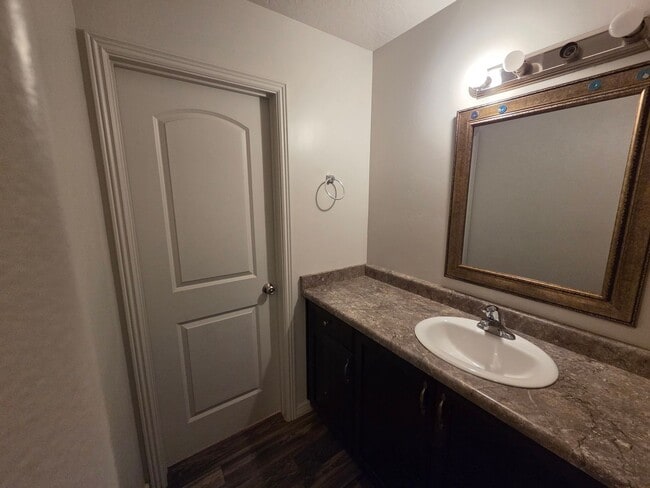 Building Photo - Spacious 4 Bedroom Home!