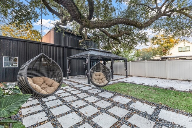 Building Photo - 315 W 9th St