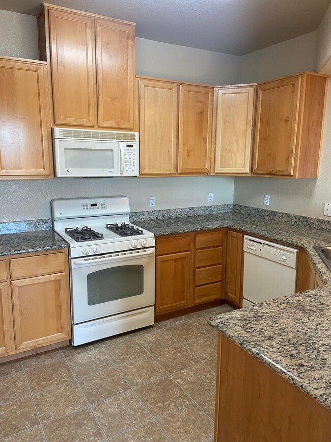 Building Photo - Gated 2 Bdrm, 2 Bath Condo in Folsom Madro...