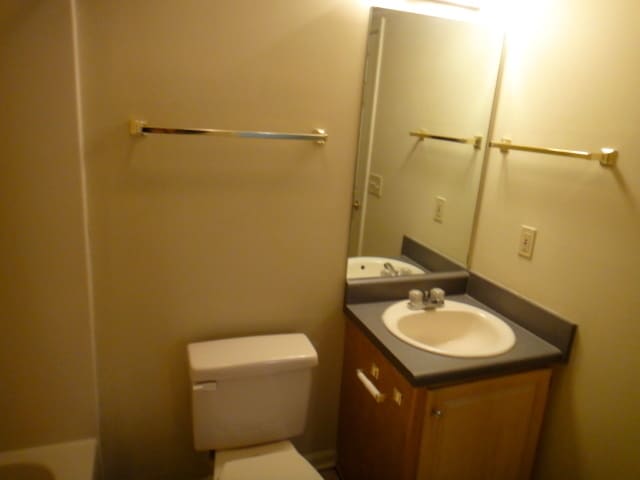 Building Photo - Longview Court Available in August!