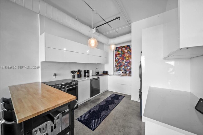 Building Photo - 10 SW South River Dr