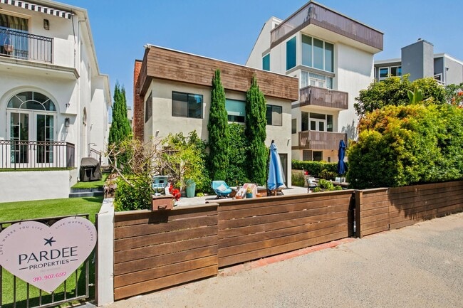 Building Photo - Privateer Duplex