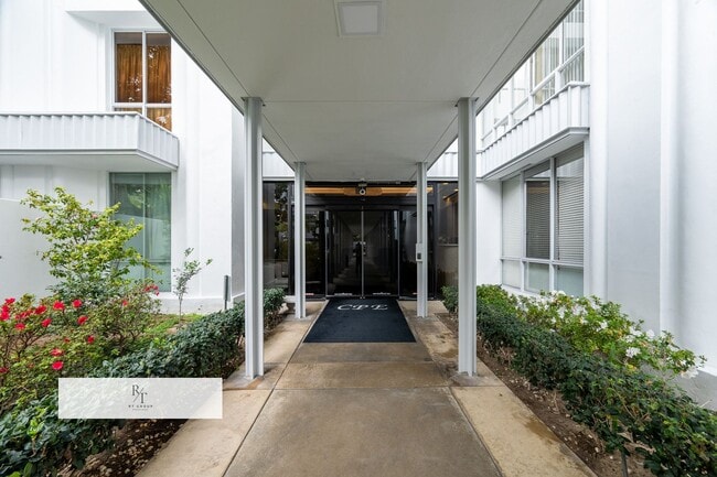 Building Photo - Modern 2-Bedroom Condo with Premium Amenities in Los Angeles