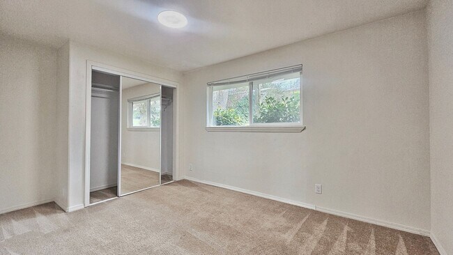 Building Photo - Charming 3 Bed 1.25 Bath Home in Skyway with a great view of Mt Rainier