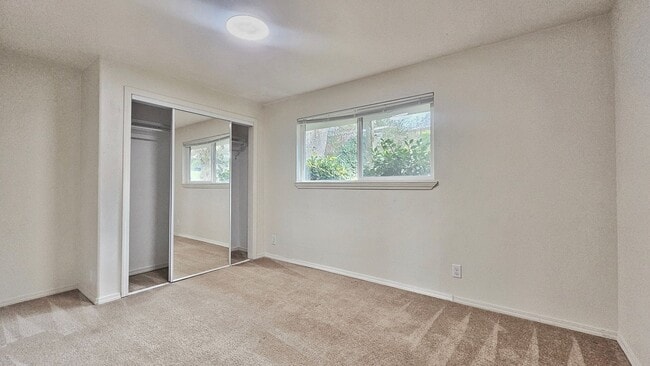 Building Photo - Charming 3 Bed 2.25 Bath Home in Skyway with a great view of Mt Rainier