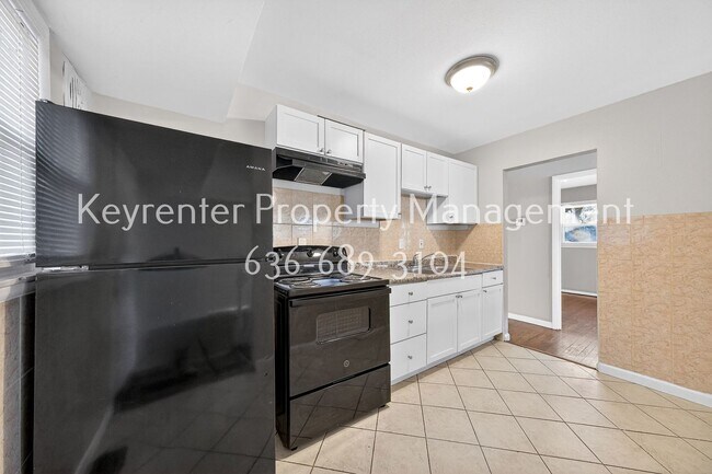 Building Photo - Spacious 3-Bedroom Home with Large Yard – Section 8 Welcome