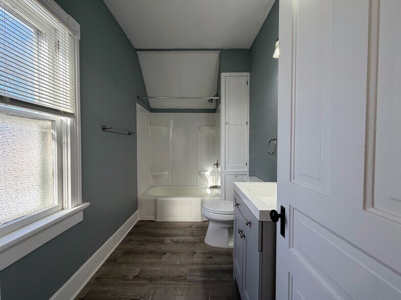 Building Photo - 213 S Webster St